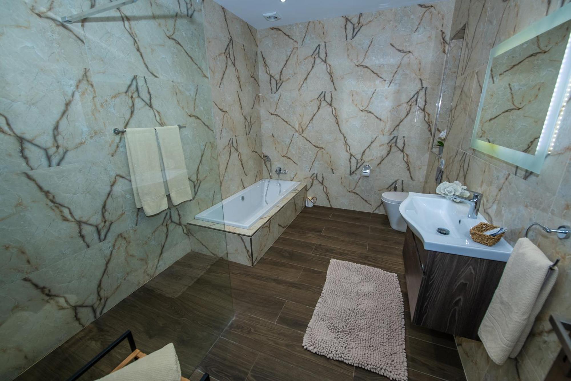 מליאהה Clifftop Modern Apartment מראה חיצוני תמונה