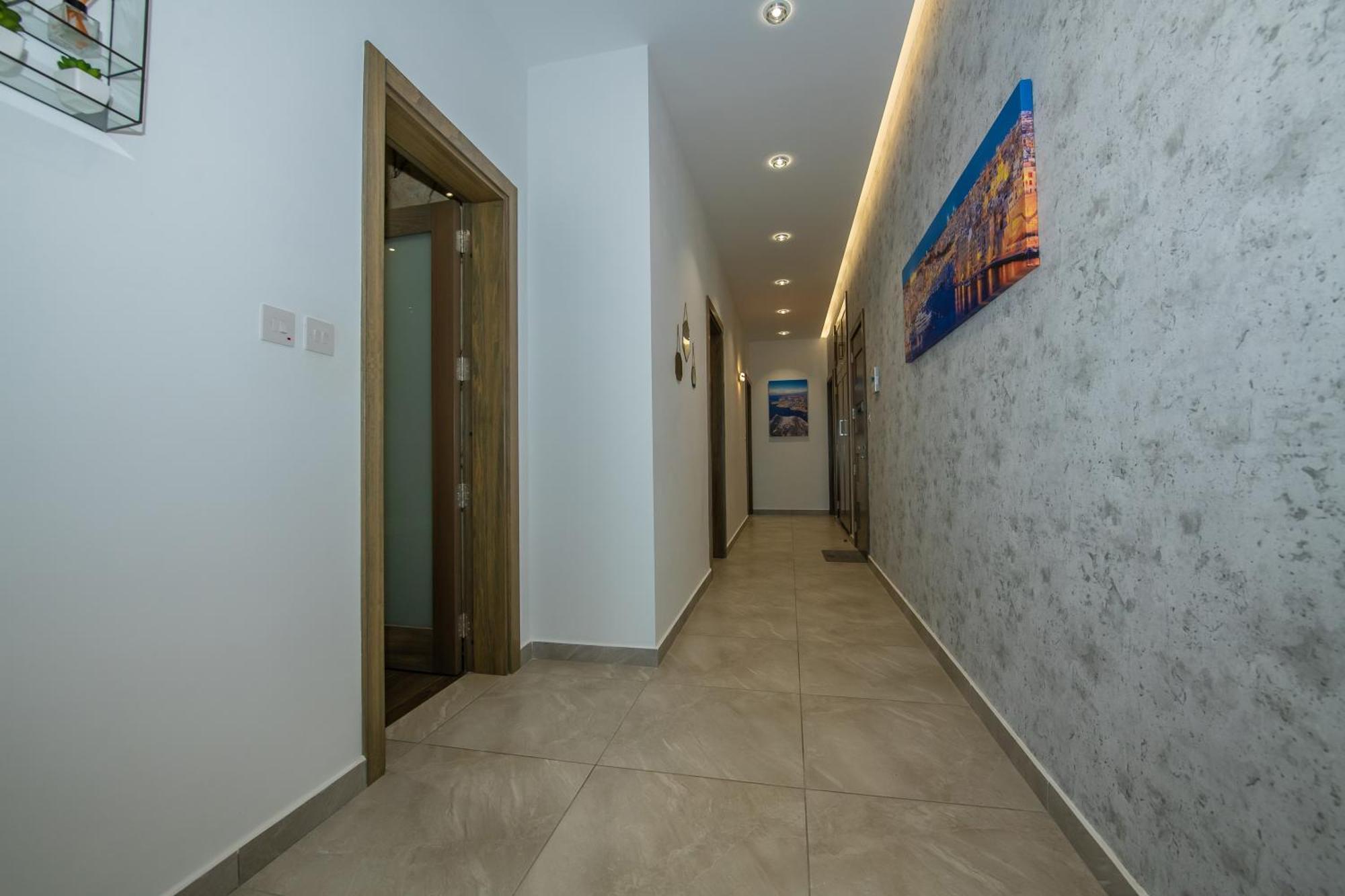 מליאהה Clifftop Modern Apartment מראה חיצוני תמונה