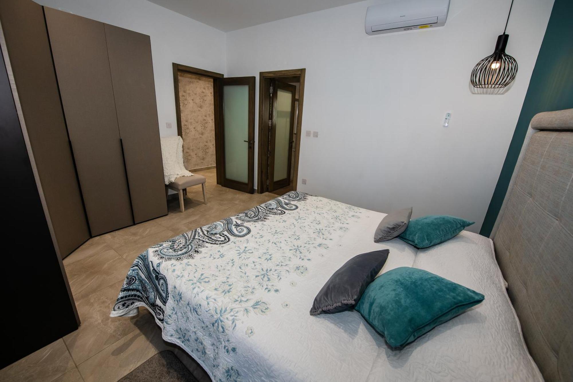 מליאהה Clifftop Modern Apartment מראה חיצוני תמונה